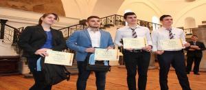 млади учени